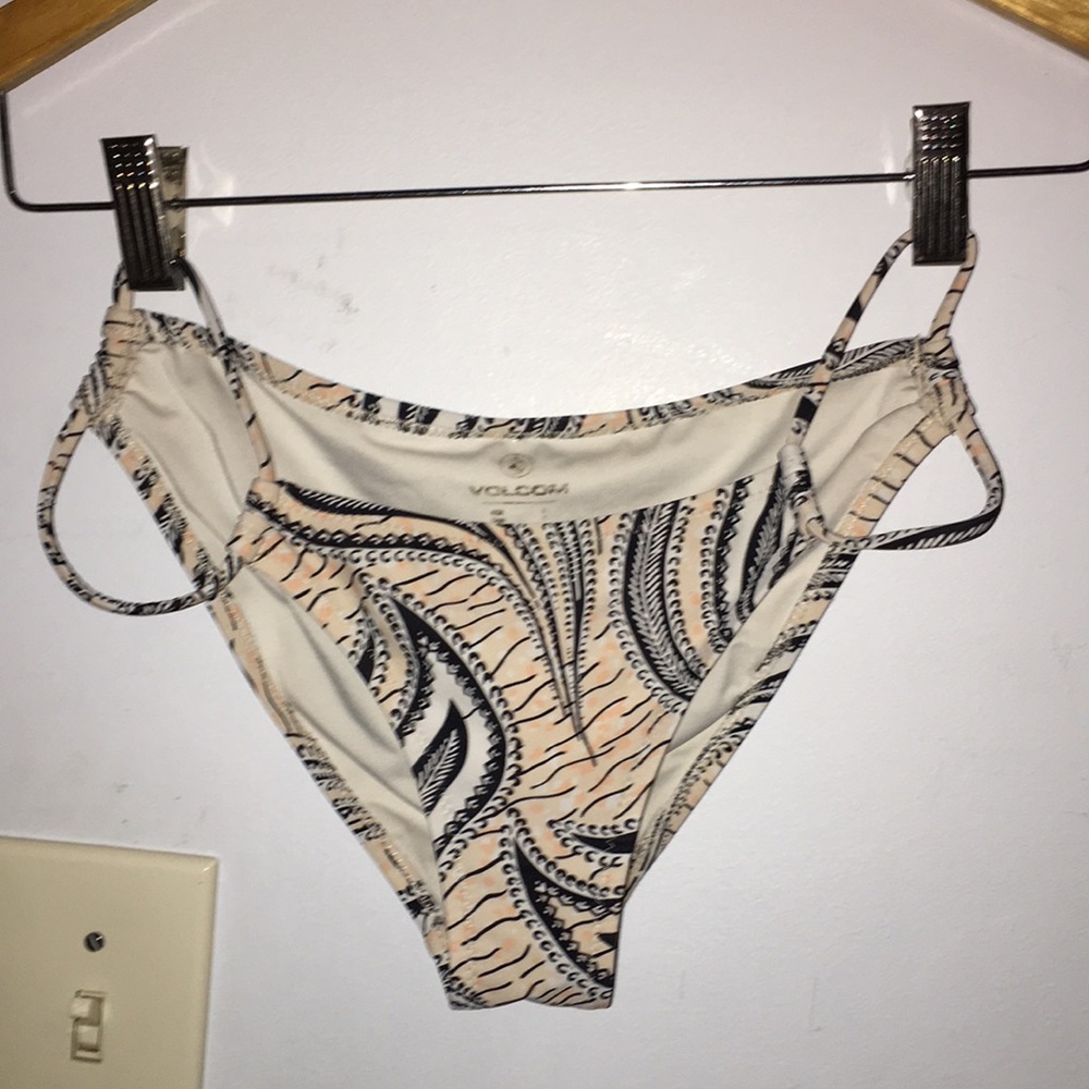 Low cut bikini bottoms
